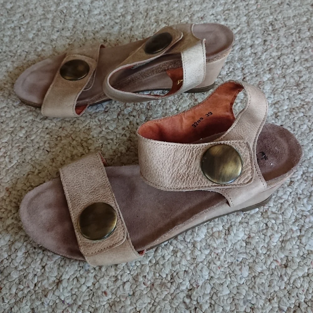 Taos Footwear the Carousel 3 Leather Ornamented Wedge Sandals size 8.5